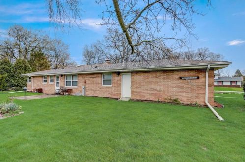 2335 Graylog Ln, Waukesha WI  53151-2921 exterior
