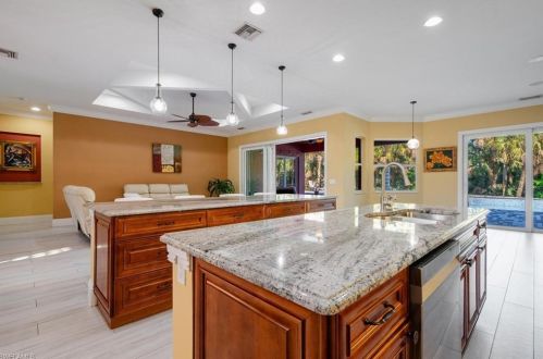 670 1 St, Naples FL 34117-5106 exterior