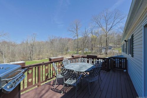 142 Loder Rd, Yorktown Hgts NY  10598-3911 exterior