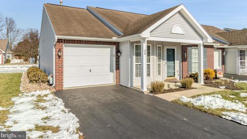 30 Greenfield Dr, Carlisle, PA 17015-7681