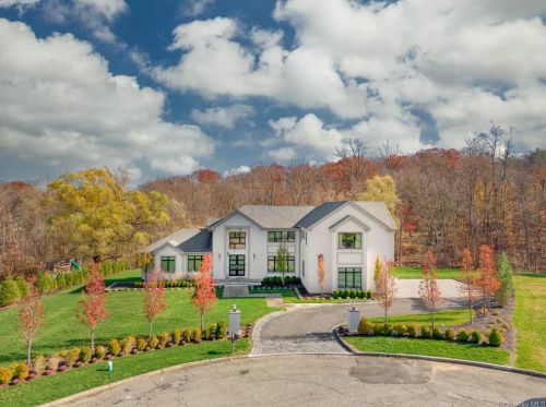 4 Litman Ln, Airmont, NY 10901-2011