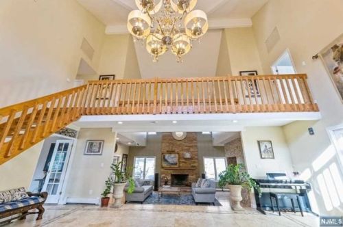 502 Mortimer Ct, Franklin Lakes, NJ 07417-1063