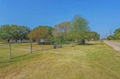 6067 Kenny Ln, Sealy, TX 77474-8701