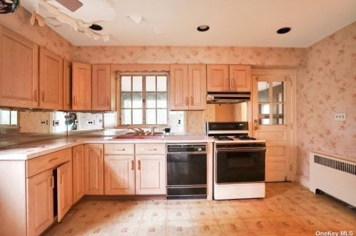 3 Revere Dr, Floral Park NY  11001-2814 exterior