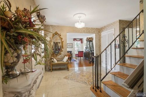 17 Colonial Dr, Allendale NJ  07401-1401 exterior