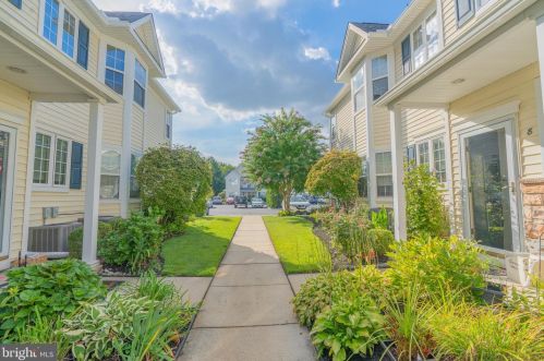 8 Pelican Pl, West Deptford, NJ 08086-2242