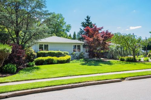 32 Marian Ln, Muttontown, NY 11753-1841