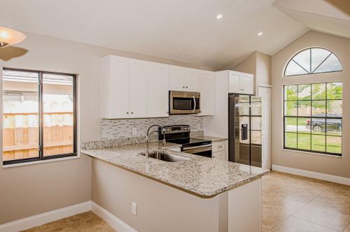 373 River Chase Dr, Orlando, FL 32807-8250
