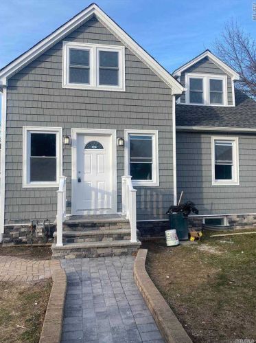 821 Roman Ave, Westbury, NY 11590-3754