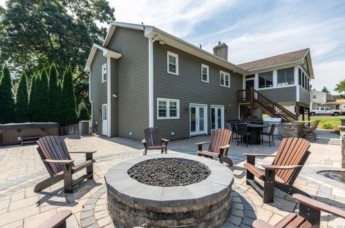 27 Standish Rd, Ellington, CT 06029-3637
