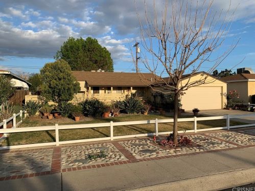 8352 Lullaby Ln, Van Nuys, CA 91402-3711
