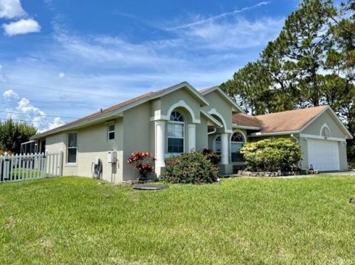1562 Meridian Ave, Fort Pierce, FL 34953-4325