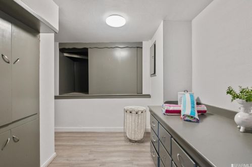 9411 Castlewood St, Oakland CA 94605-4415 exterior