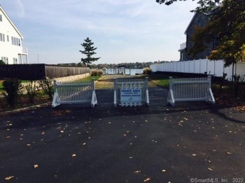 93 Davenport Dr, Stamford CT  06902-7708 exterior