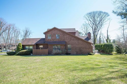 10 Sutton Pl, Islip Manor, NY 11751-3720