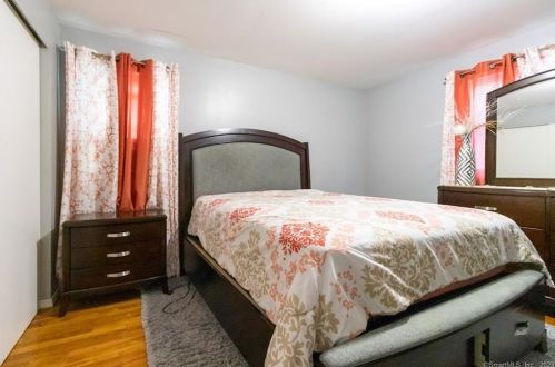 221 Woodland Ave, Bloomfield CT  06002-1357 exterior