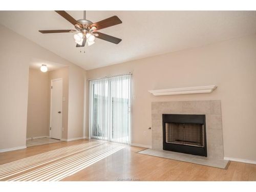 1112 Braeswood Dr, Bryan, TX 77803-5128