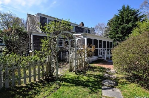 27 Chapel Ave, Brookhaven, NY 11719-9401