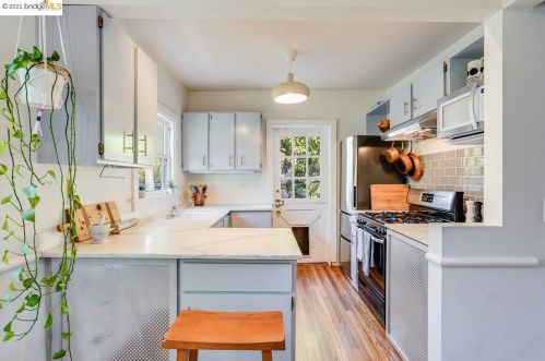 5912 Fremont St, Oakland CA 94608-2217 exterior