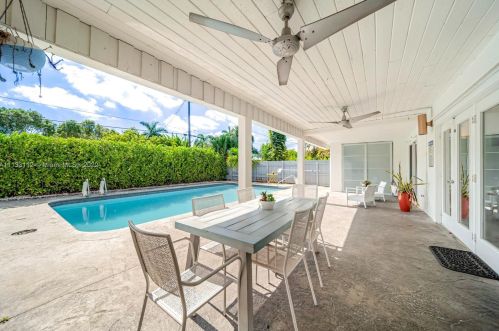 909 13th Ct, Hollywood FL  33019-3106 exterior