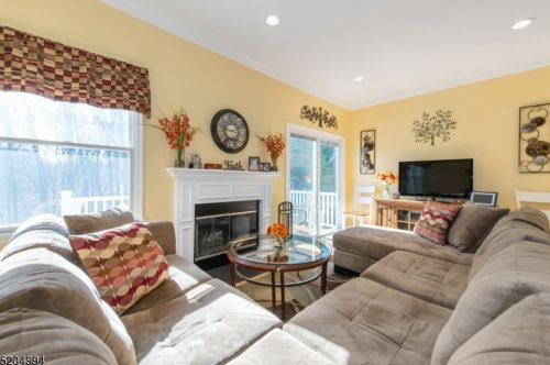 70 Summerhill Dr, Greystone Park, NJ 07950-1166