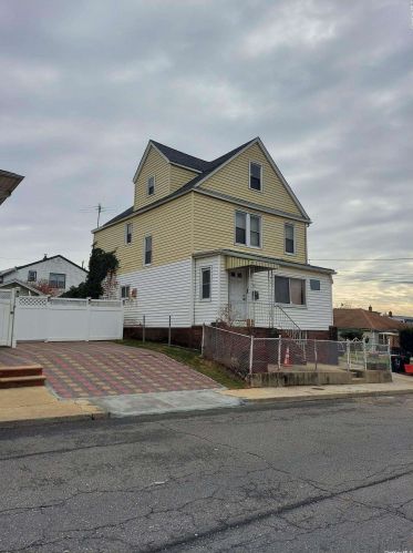 44 Seville St, Floral Park, NY 11003-1506