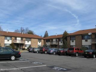 325 Cricket Ln, Woodbridge, NJ 07095-1520