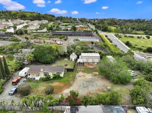 517 Smilax Rd, Vista, CA 92081-8140