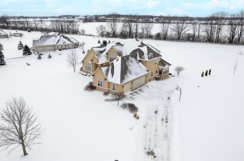 12611 Hawks Glen Ct, Thiensville, WI 53097-2142
