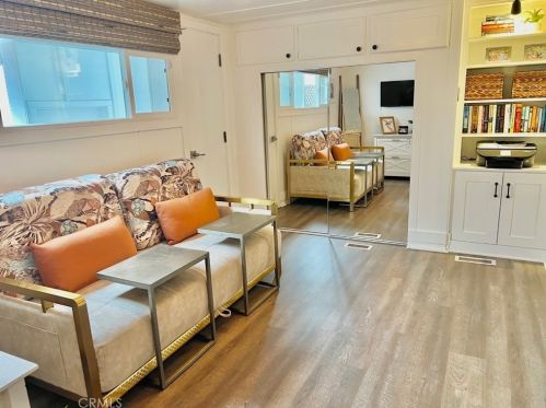 112 Yorktown, Newport Beach CA  92660-6144 exterior