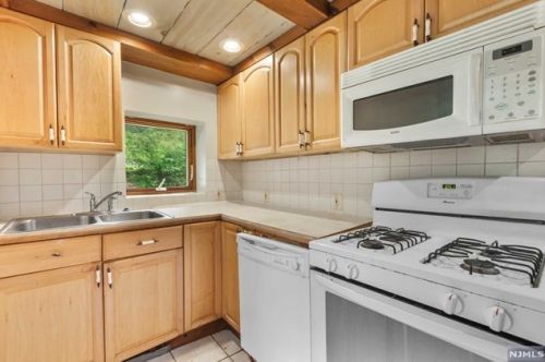 51 Pinecrest Trl, West Milford NJ  07480-1700 exterior