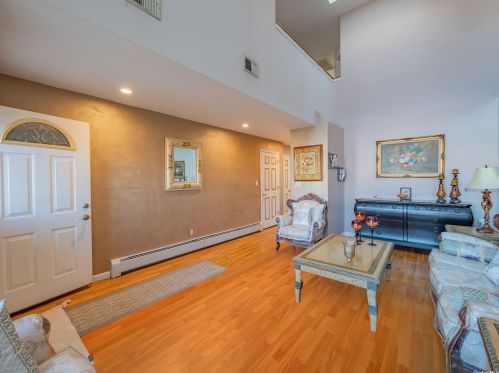 9 Old Broadway, New Hyde Park NY  11040-5012 exterior