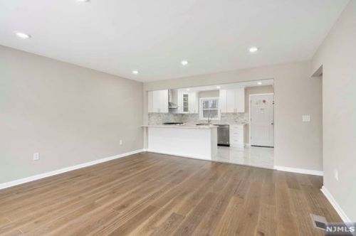 48 Iroquois Ave, Oakland NJ  07436-3746 exterior