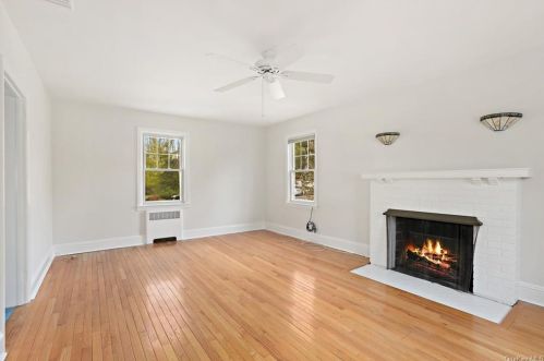 402 Swanson Dr, Thornwood, NY 10594-1919