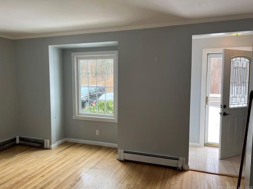 66 Lake St, Moosup, CT 06354-1108