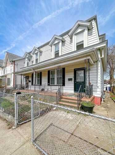 102 Hanover St, Bridgeport, CT 06604-3705