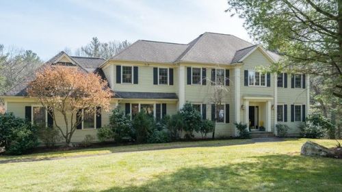 207 Pne St, Medfield MA  02052-1327 exterior