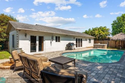 19621 58 Ave, Hialeah FL  33015-4909 exterior