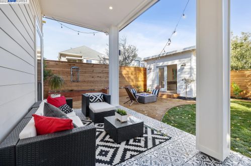 5926 Dover St, Oakland CA  94609-1426 exterior