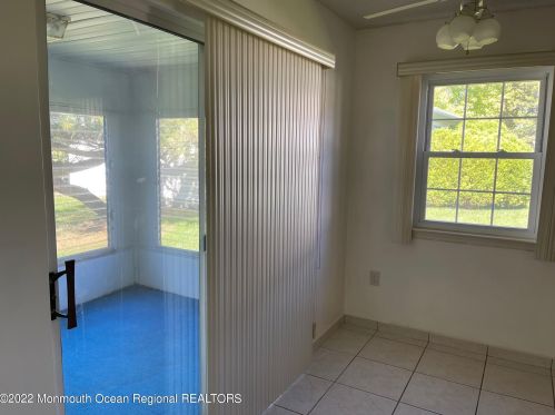 13 Linton Close, East Freehold NJ 07728-3816 exterior