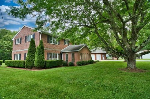 53 Valley View Dr, New Wilmington, PA 16142-1833