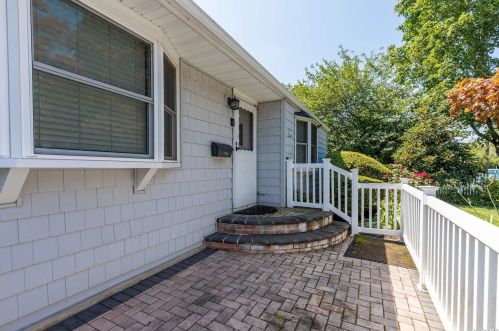 10 Heath Ln, Elwood, NY 11731-1913
