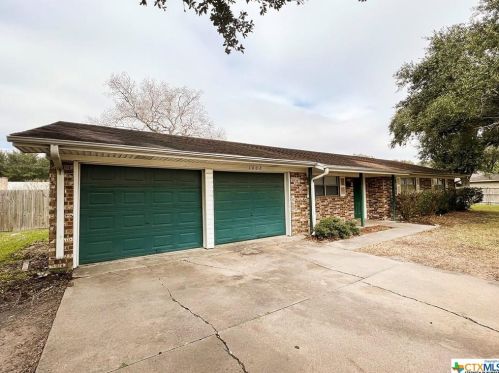 1008 Gayle St, Edna, TX 77957-3225