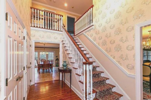 1 Meadow Woods Rd, Great Neck, NY 11020-1231