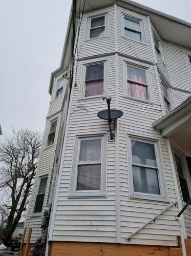 125 Laura St, Providence, RI 02907-1655