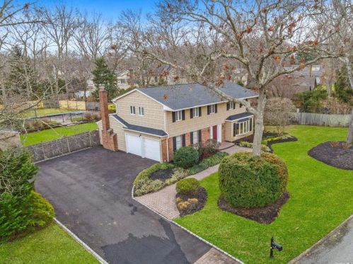 4 Victor Pl, Lake Grove, NY 11755-2033