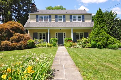 415 Pelham Manor Rd, New Rochelle, NY 10803-2523