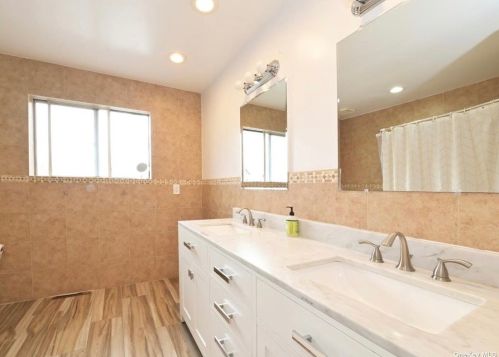 129 Hicks Ln, Great Neck NY  11024-2104 exterior