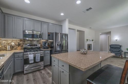 1117 Walnut Grove Ln, Simi Valley CA  93065-3394 exterior
