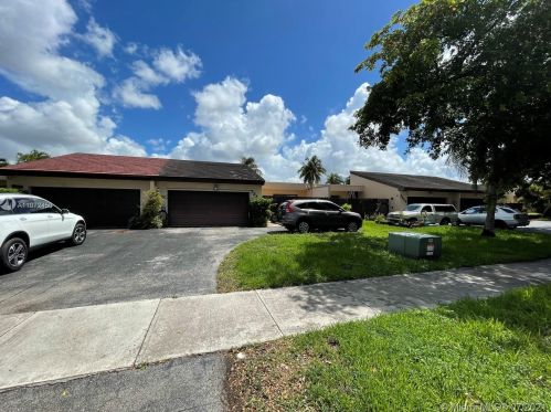 7346 Coldstream Dr, Hialeah FL  33015-2204 exterior